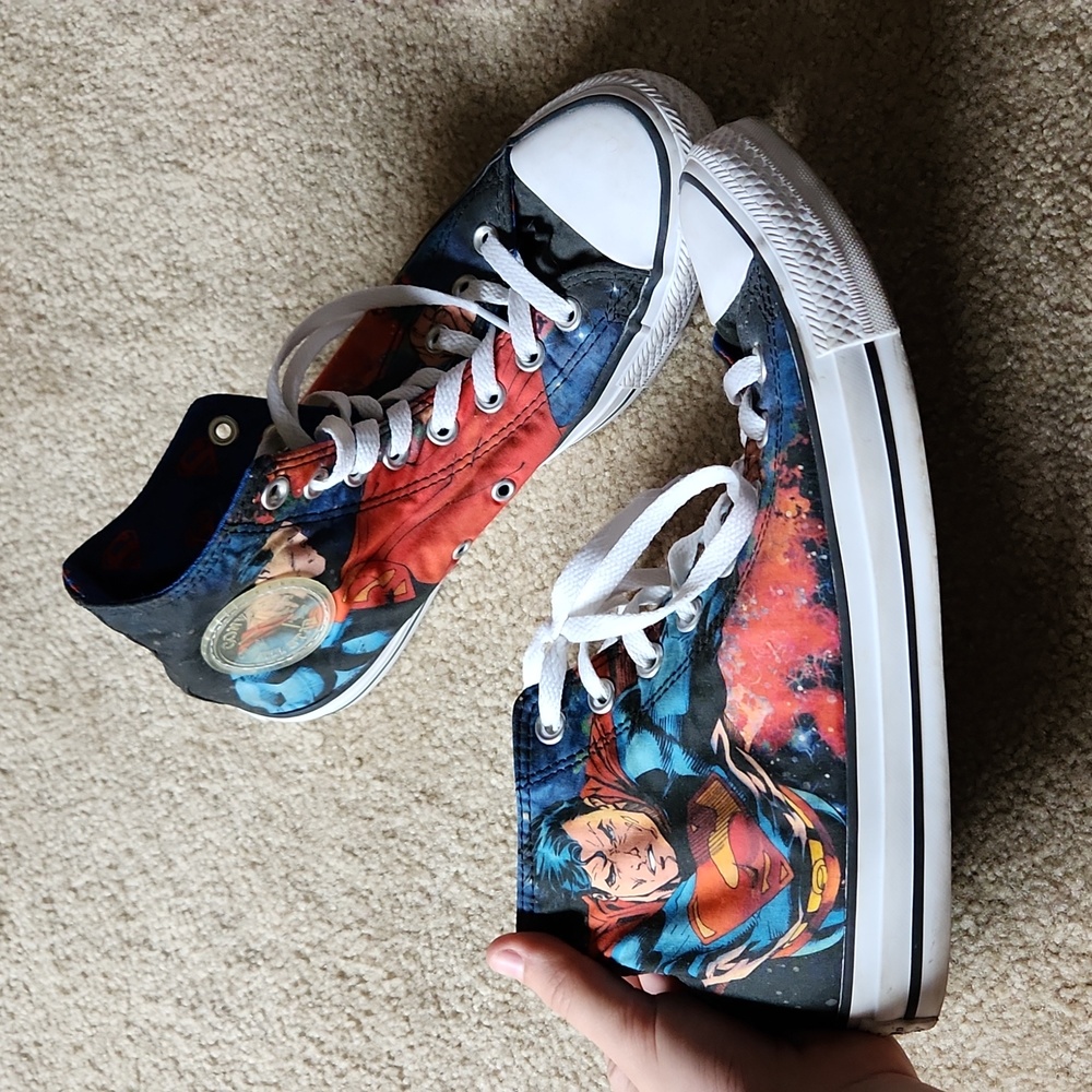 Superman Converse, mens size 7, women's size 9